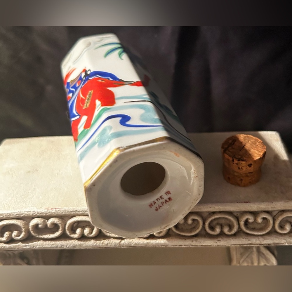 Japanese, hand painted cheese / spice shaker. 5.25” - Picture 7 of 9